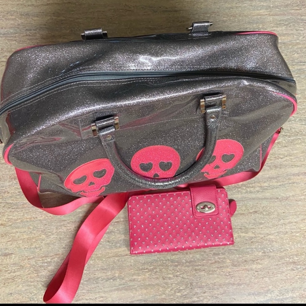 M.e.n.u Skull head duffel bag with pink wallet